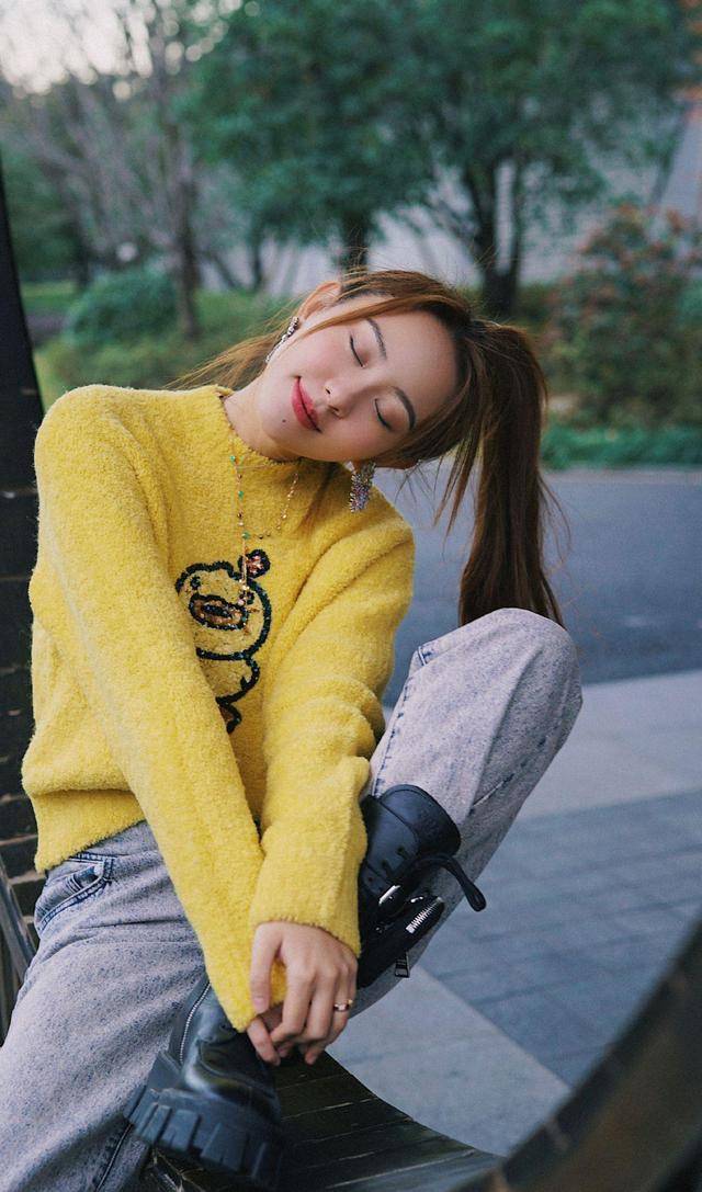 原创孙耀琦好会穿搭,黄色针织衫配牛仔裤,简约显白又不乏时尚感