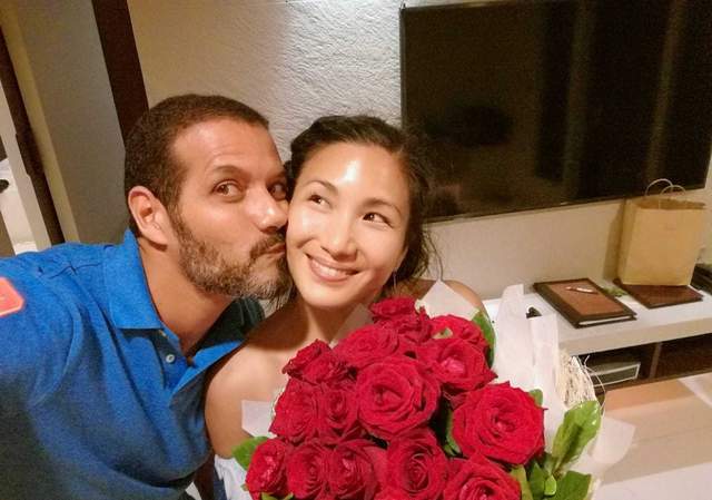 原创郑佩佩女儿孕肚写真曝光,非洲老公又白又多金,43岁怀孕太从容