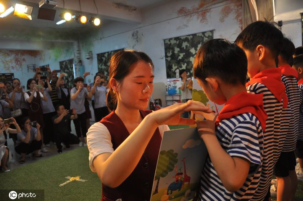 幼儿园举行毕业典礼萌娃抱着老师哭成泪人