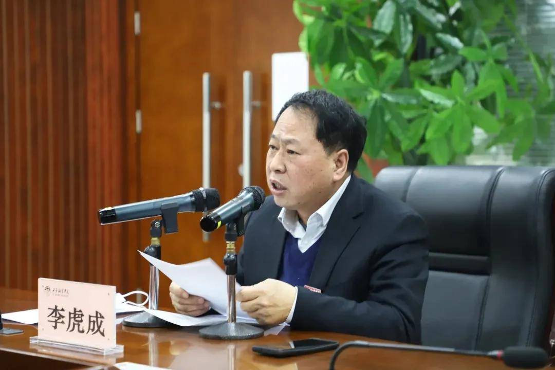 图/李虎成代表学校在会议上介绍防控经验