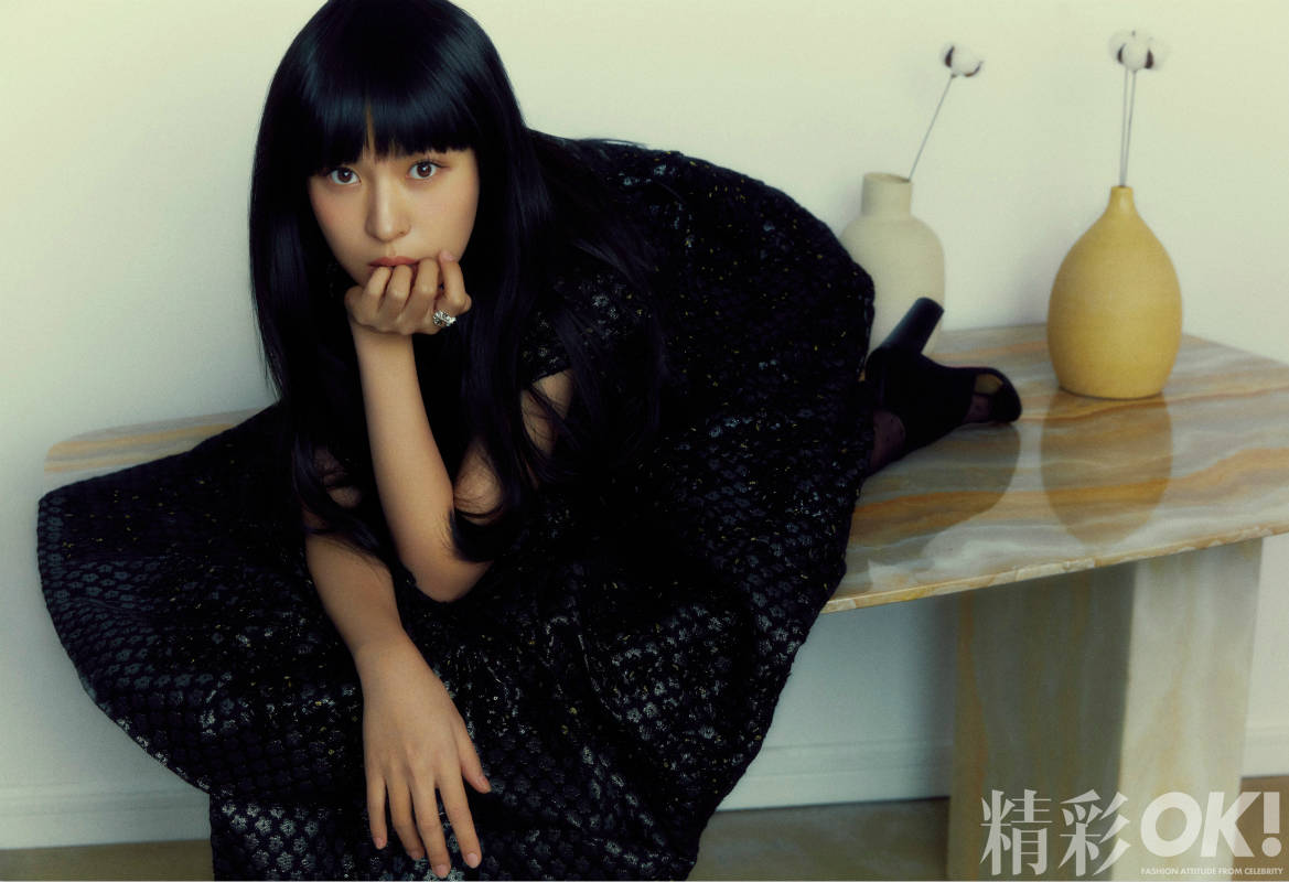 周放复古摩登大片释出 黑白碰撞彰显极简时尚主义_黑色