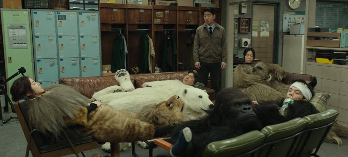 动物园凭借北极熊喝可乐成为网红,爆笑韩国电影《秘密动物园》
