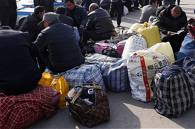 原创农民工"返乡潮"受冲击,多地发布管控通知,3类人可能放弃回家