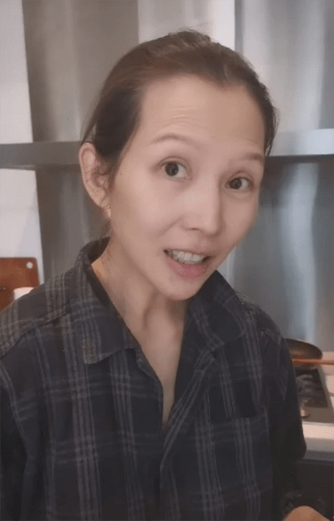 蔡少芬晒素颜近照,嘴唇干的要起皮了,脸干瘦但没什么斑点!_显得