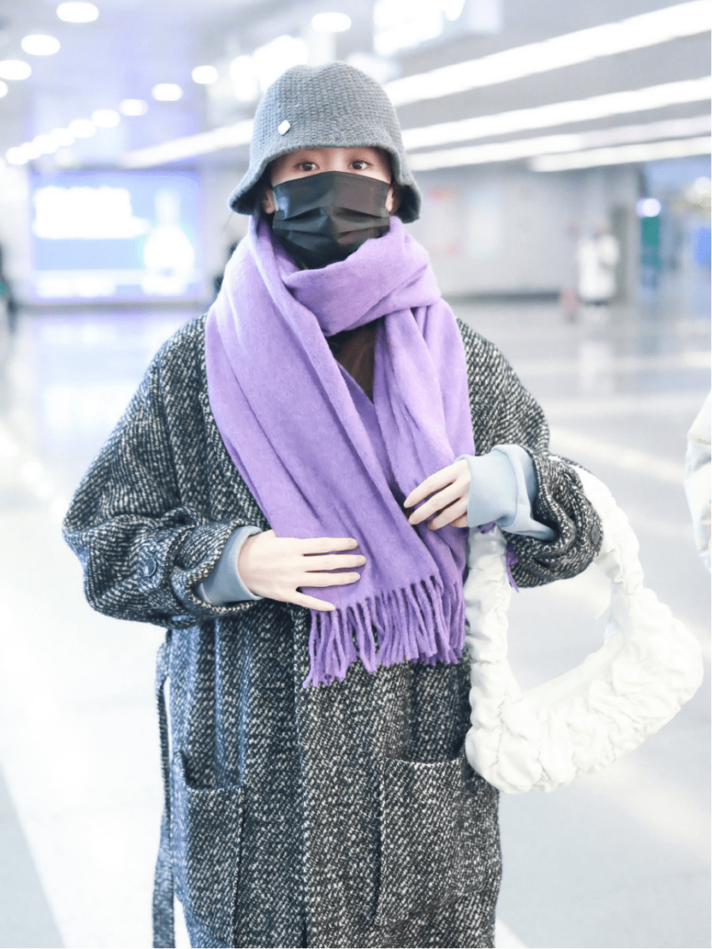 紫色大衣配啥颜色围巾图片
