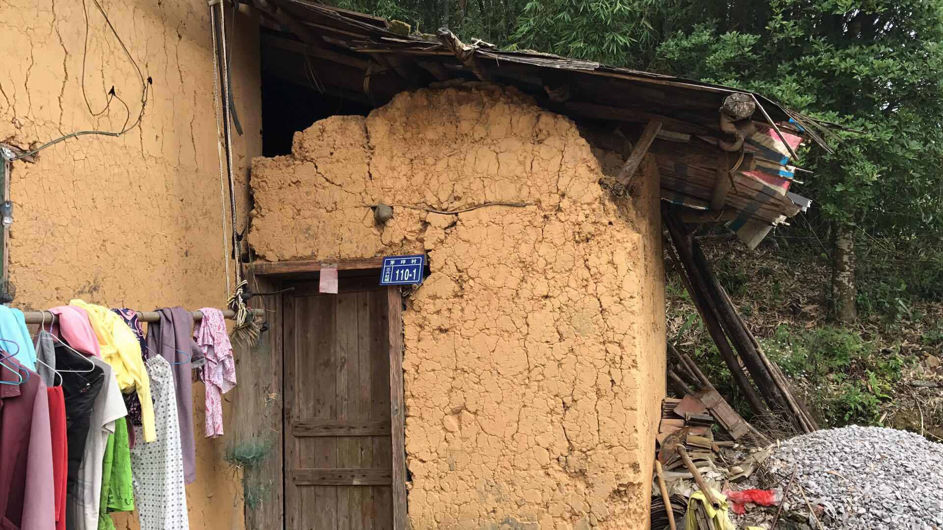 贫困户陆某破旧的房子