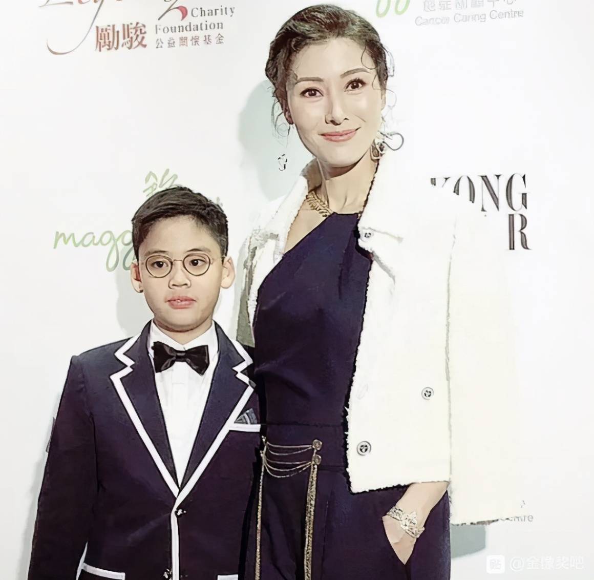香港第一美女李嘉欣和她的幸福一家人儿子遗传好基因