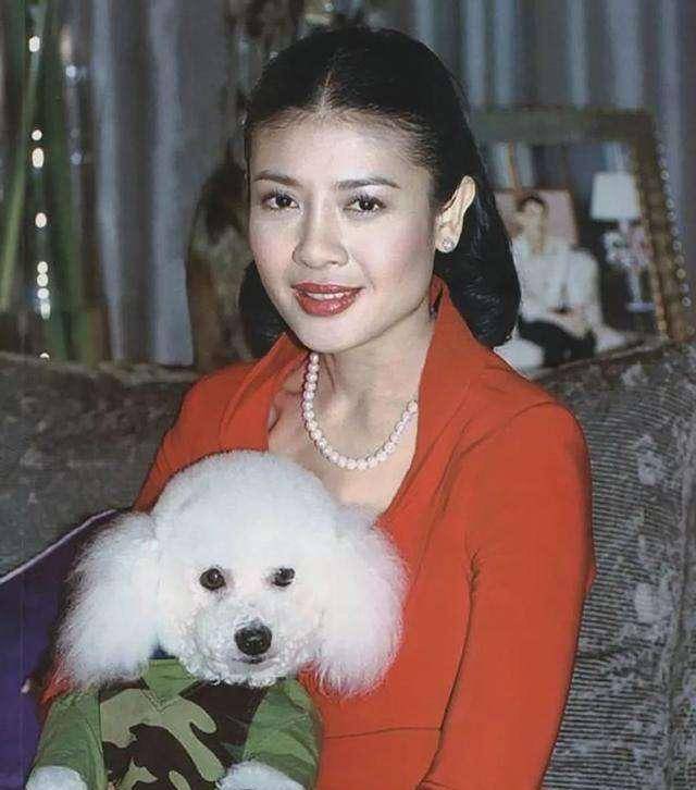 原创西拉米黑历史被摆在广场晒王后穿小背心被骂诗妮娜逃过一劫