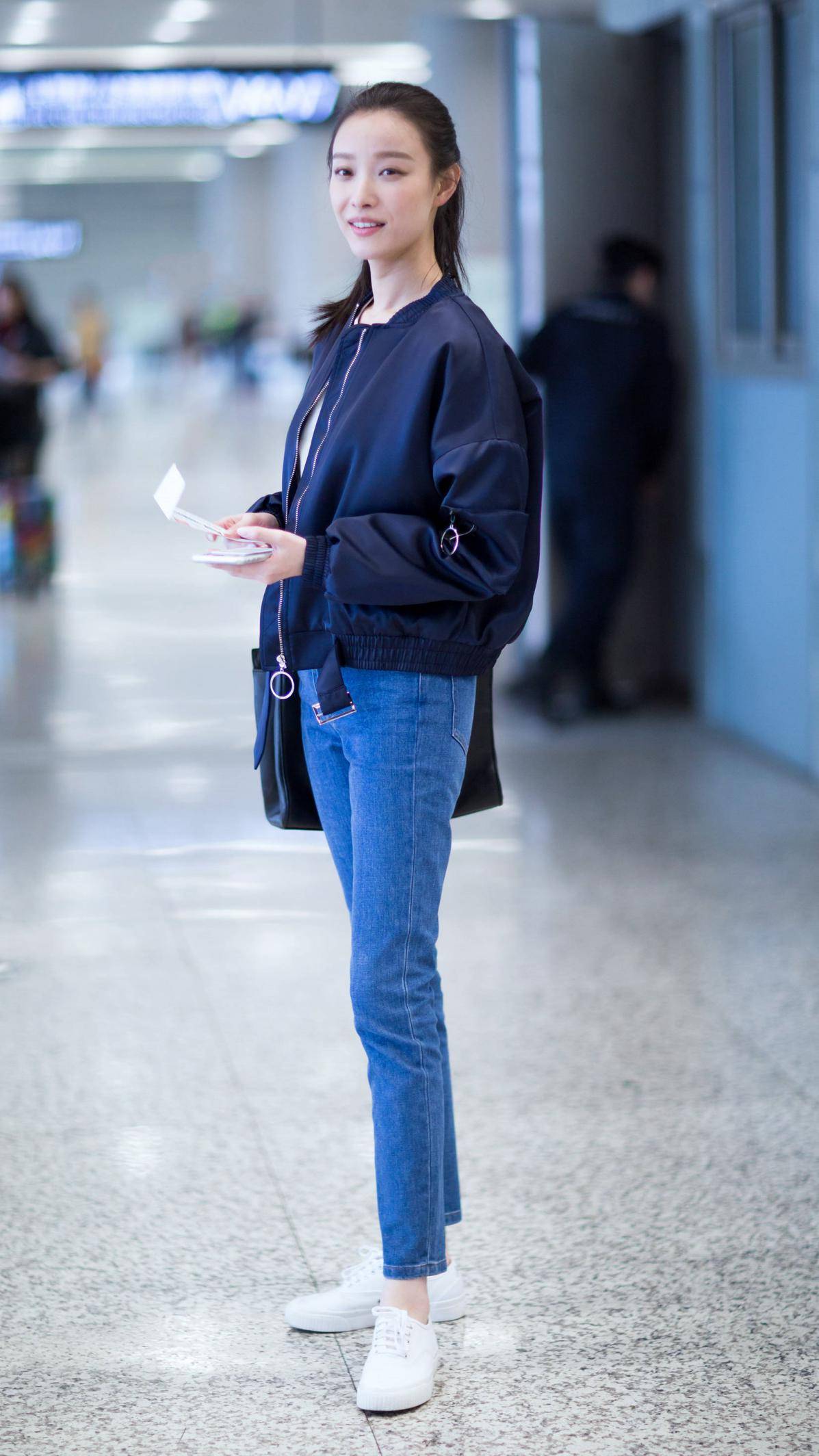 原创倪妮的骨感身材85花里少有机场穿牛仔裤配帆布鞋看着好清纯