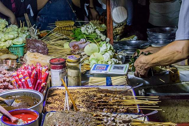 "你会让孩子吃地摊食品吗?