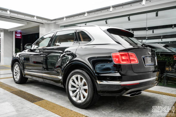 汽车贴膜 宾利添越贴双拼改色膜案例