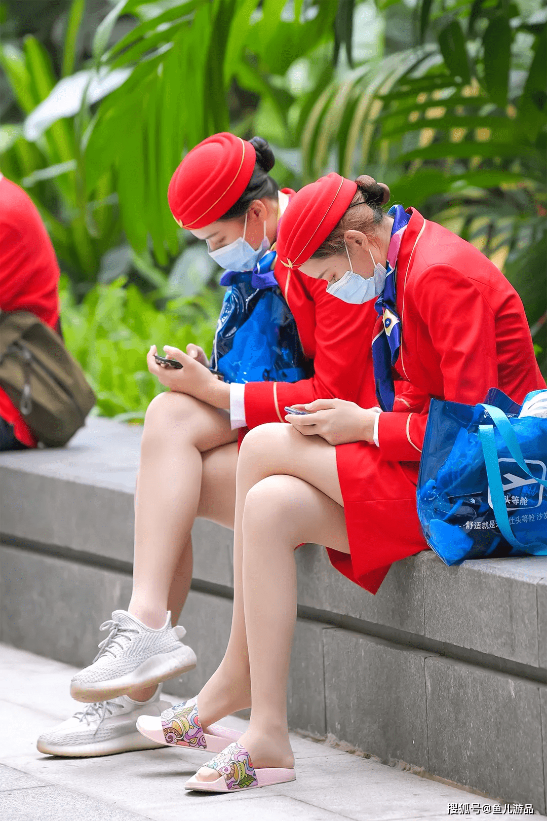 街拍职场范穿搭的小姐姐认真工作的样子优雅利落又大方