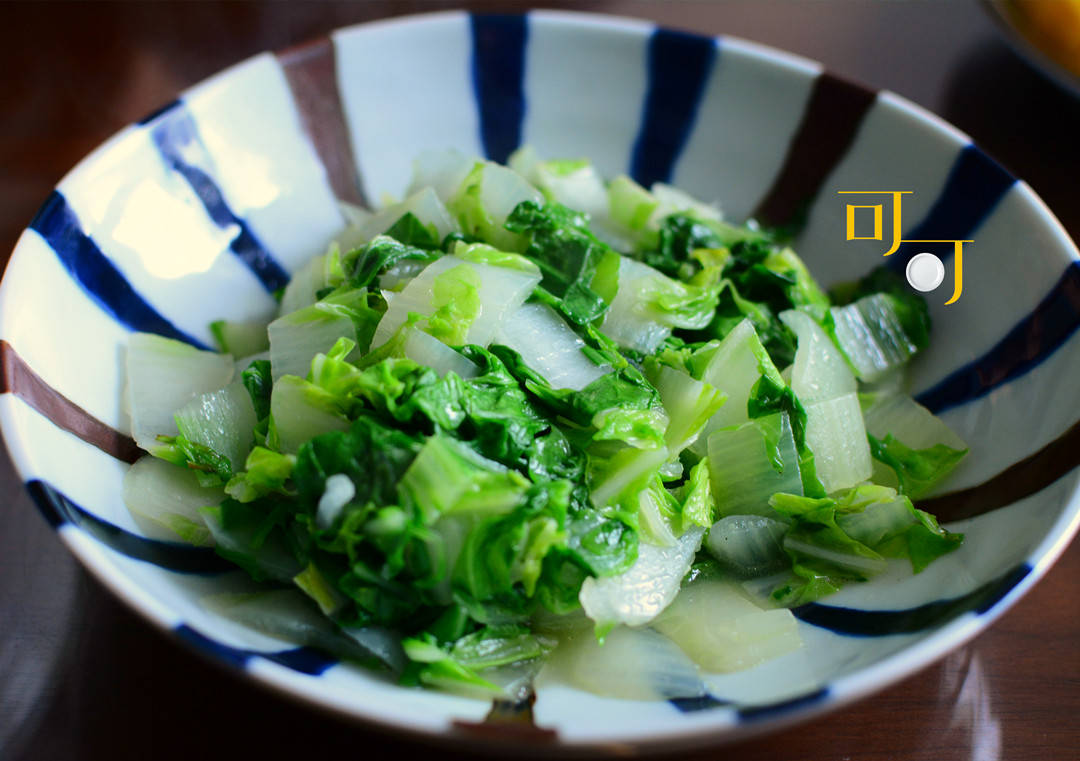 周末晒午餐,三个菜两个水果,老公说太清淡,餐桌上有盆花更美_插花