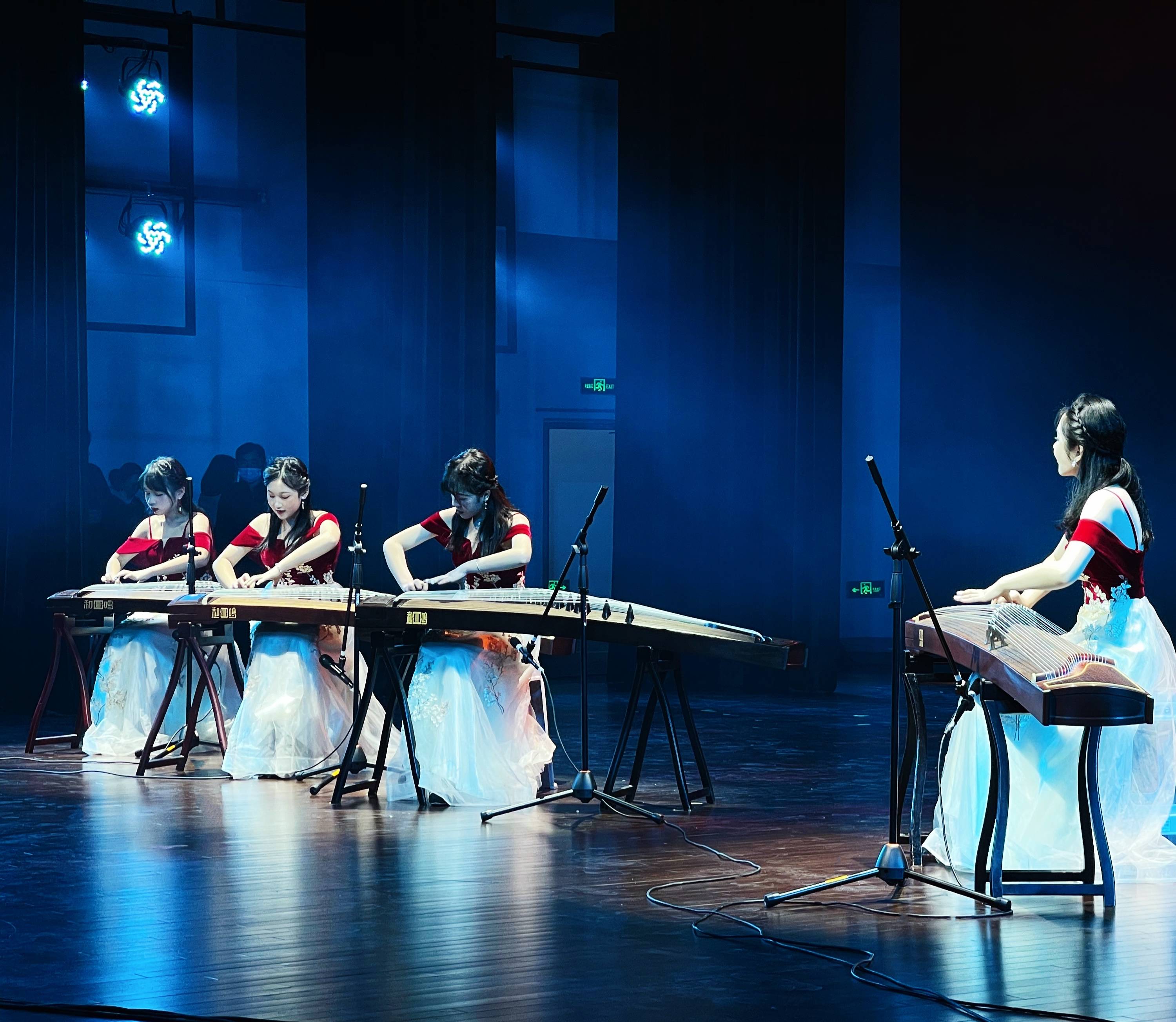 师生同台青年古筝演奏家余梦琰领衔演绎战台风