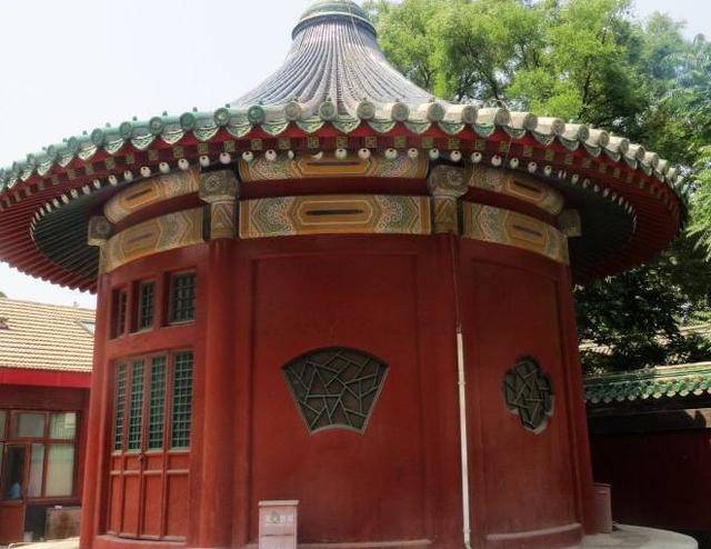 故此,从明朝开始,天下第一仓就开始养猫,因为这些猫抓老鼠有功,甚至被