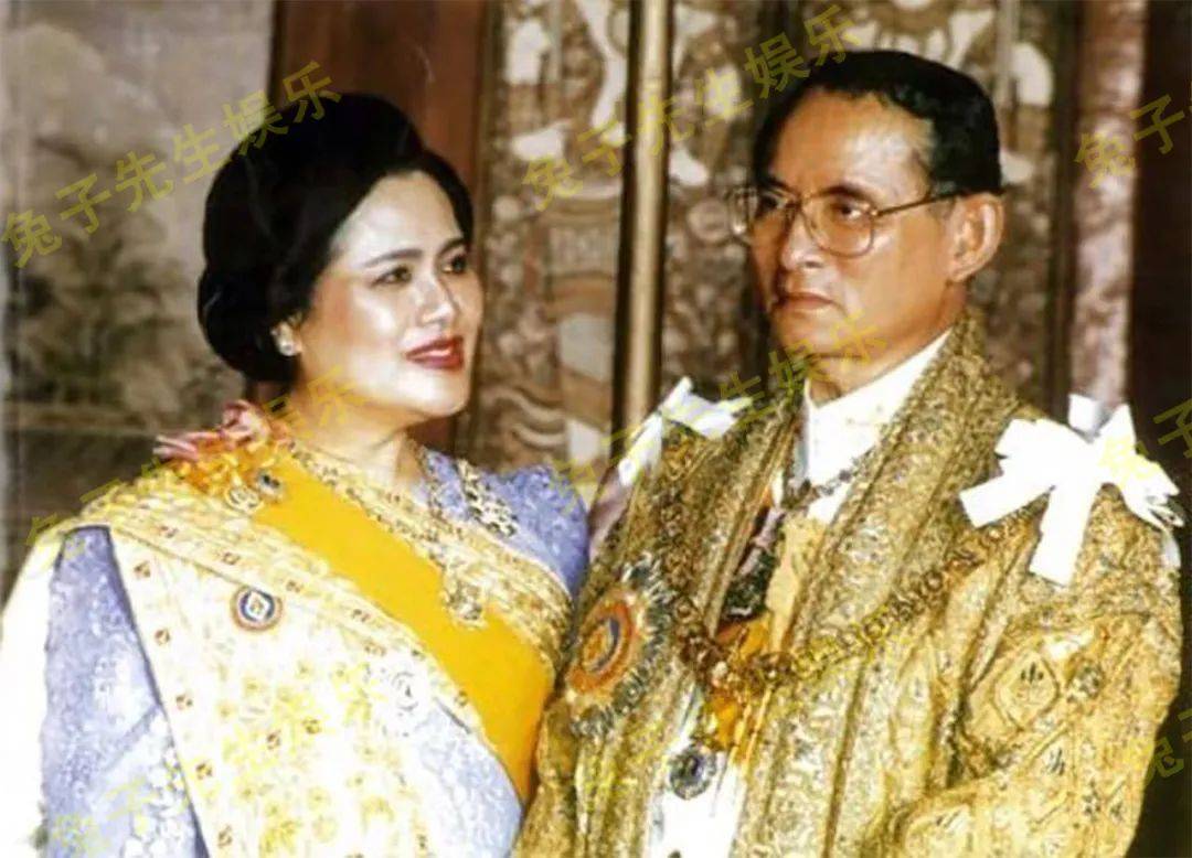 诗丽吉情人太没骨气见到普密蓬国王跪地上不起潇洒劲早不见了