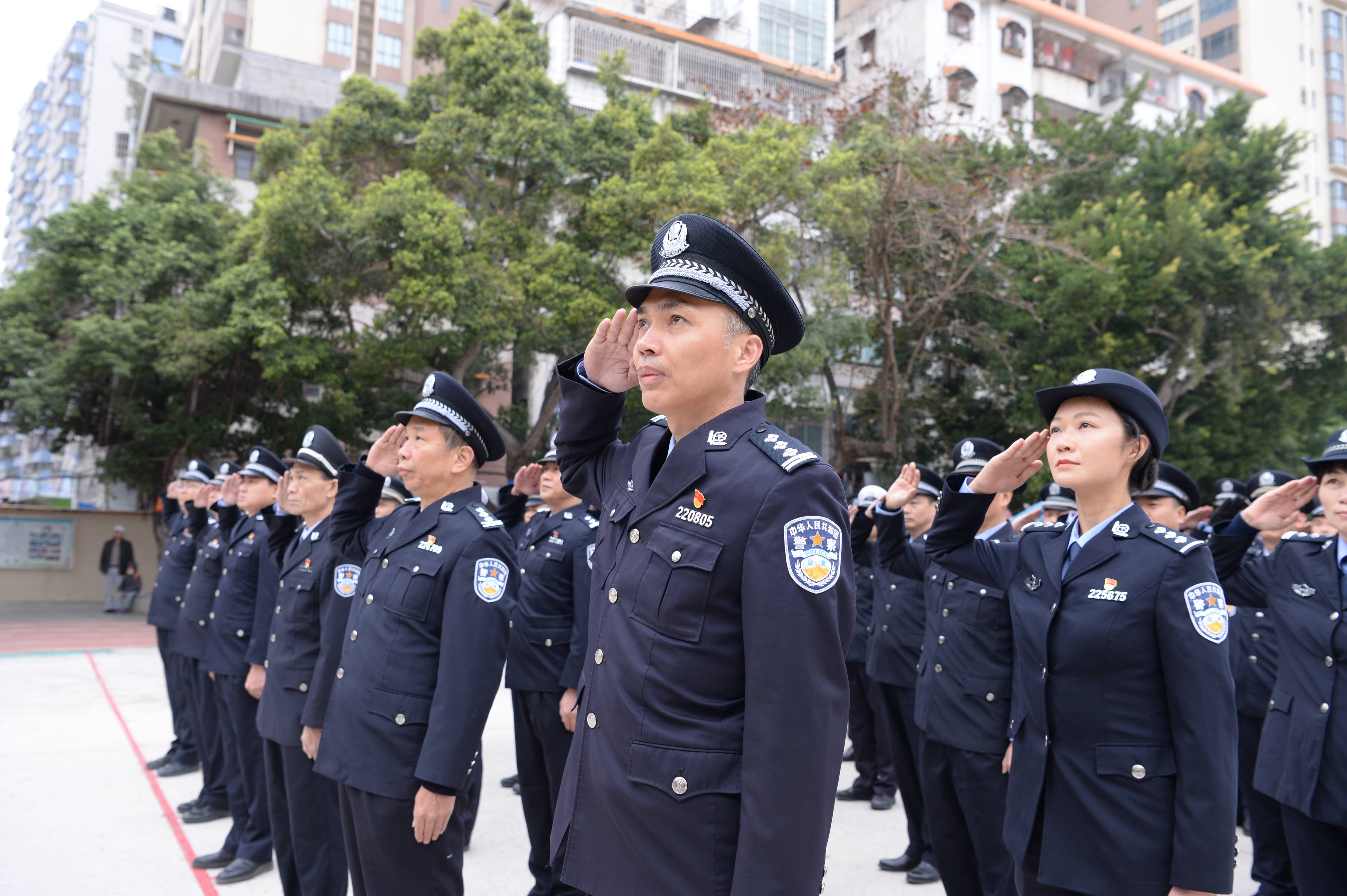 升国旗,唱警歌,重温誓词 ——化州公安举办丰富活动喜迎首个警察节