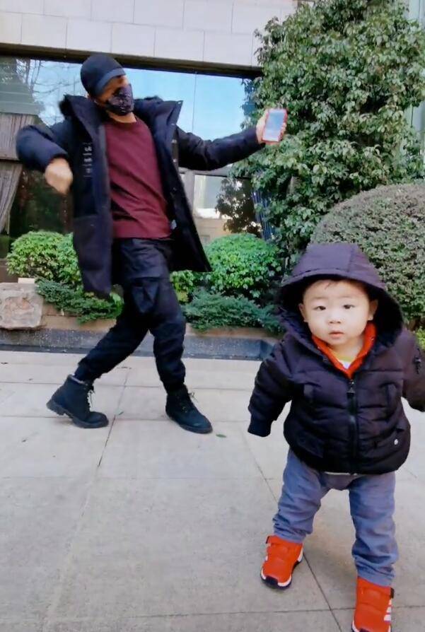 原创张晋带儿子出镜鱼蛋眼神呆萌不动抢到c位张晋满眼都是儿子