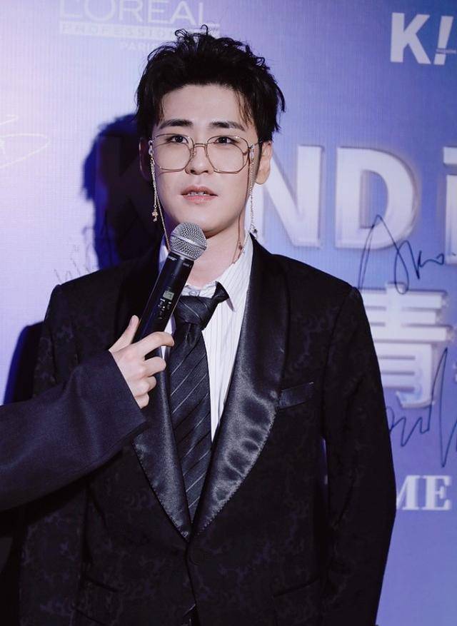 娱乐合集!邱淑贞女儿沈月cos赤木晴子张云雷红毯首秀金丝眼镜