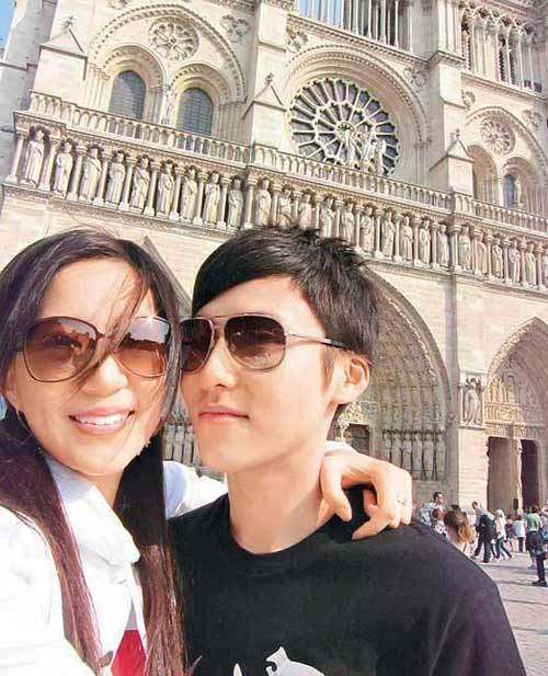 汪圆圆的老公蔡加赞,与汪圆圆年龄同样大,是香港著名的年青企业家