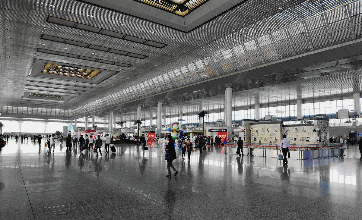 南京繁忙的高铁站,是国家铁道枢纽站,站台规模15台28线_城市