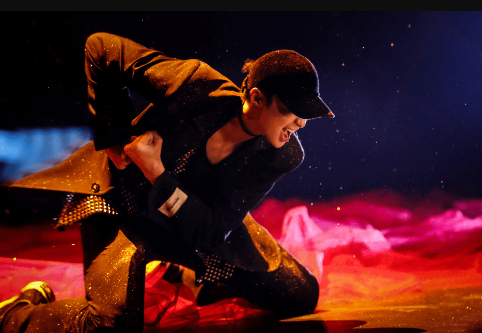 是鉴证官也是引领者张艺兴舞蹈风暴里的装扮太帅了