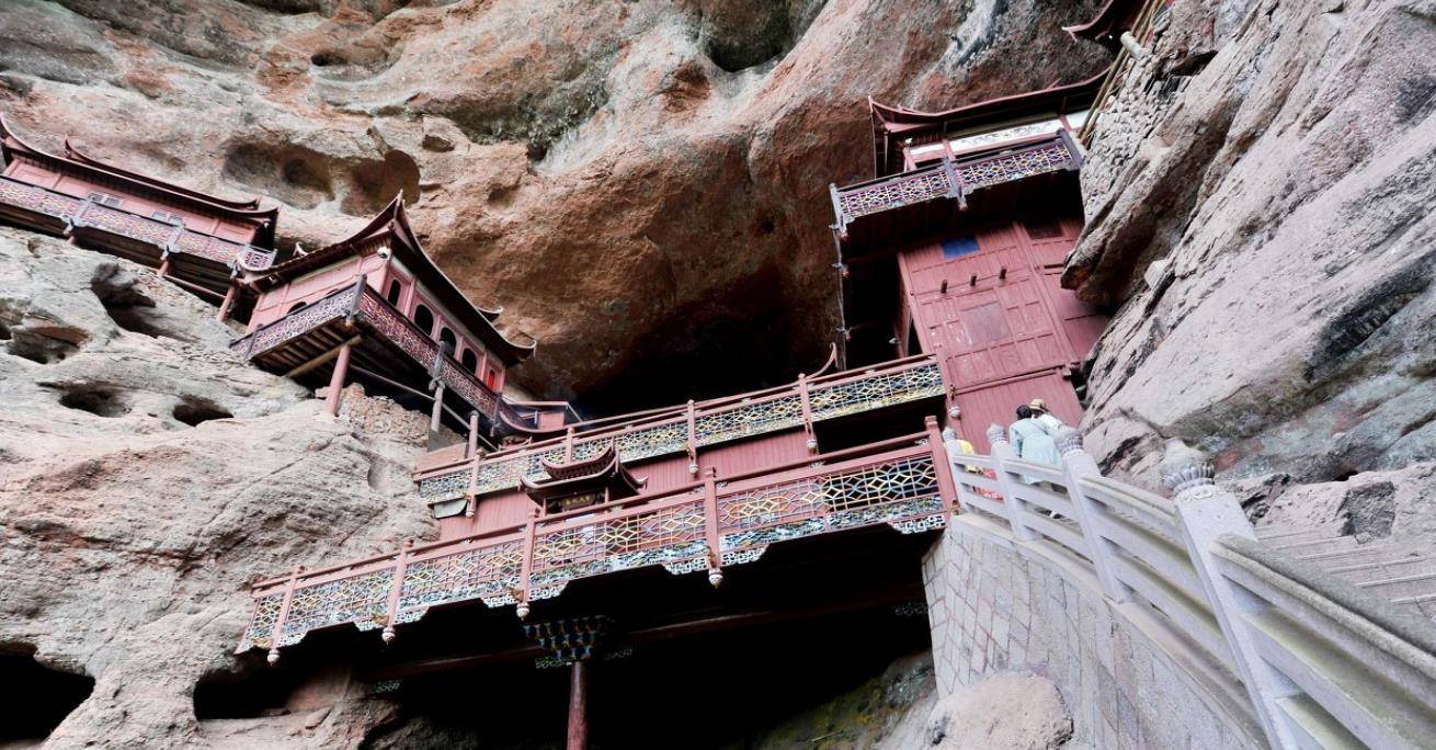 中国最神奇的一座庙，位于悬崖之上，仅靠一根柱子撑起四幢楼阁