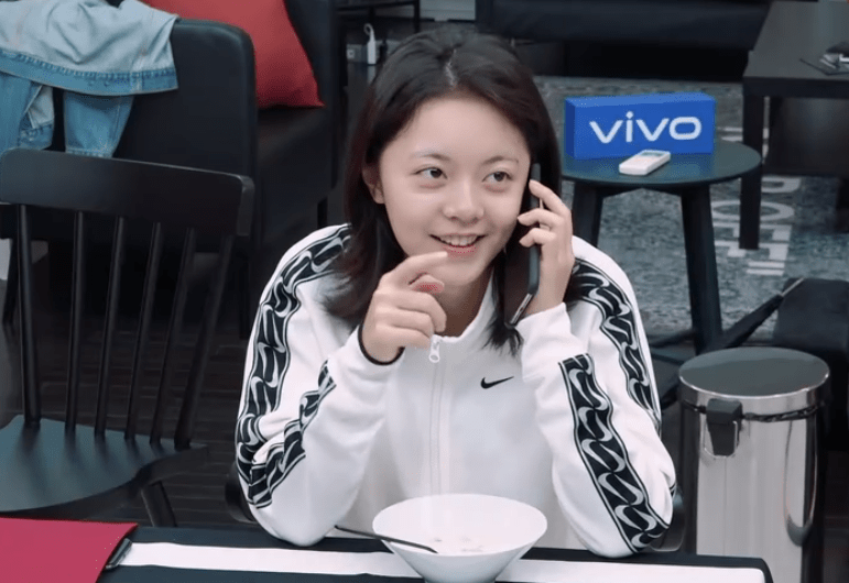 30岁杨颖与17岁赵今麦同框,穿拖鞋雨中漫步时,真实身高一目了然_手机