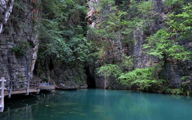 排花洞旅游区依山而建,掩藏在森林中,空气清新,层峦叠嶂,是古巴渝十二