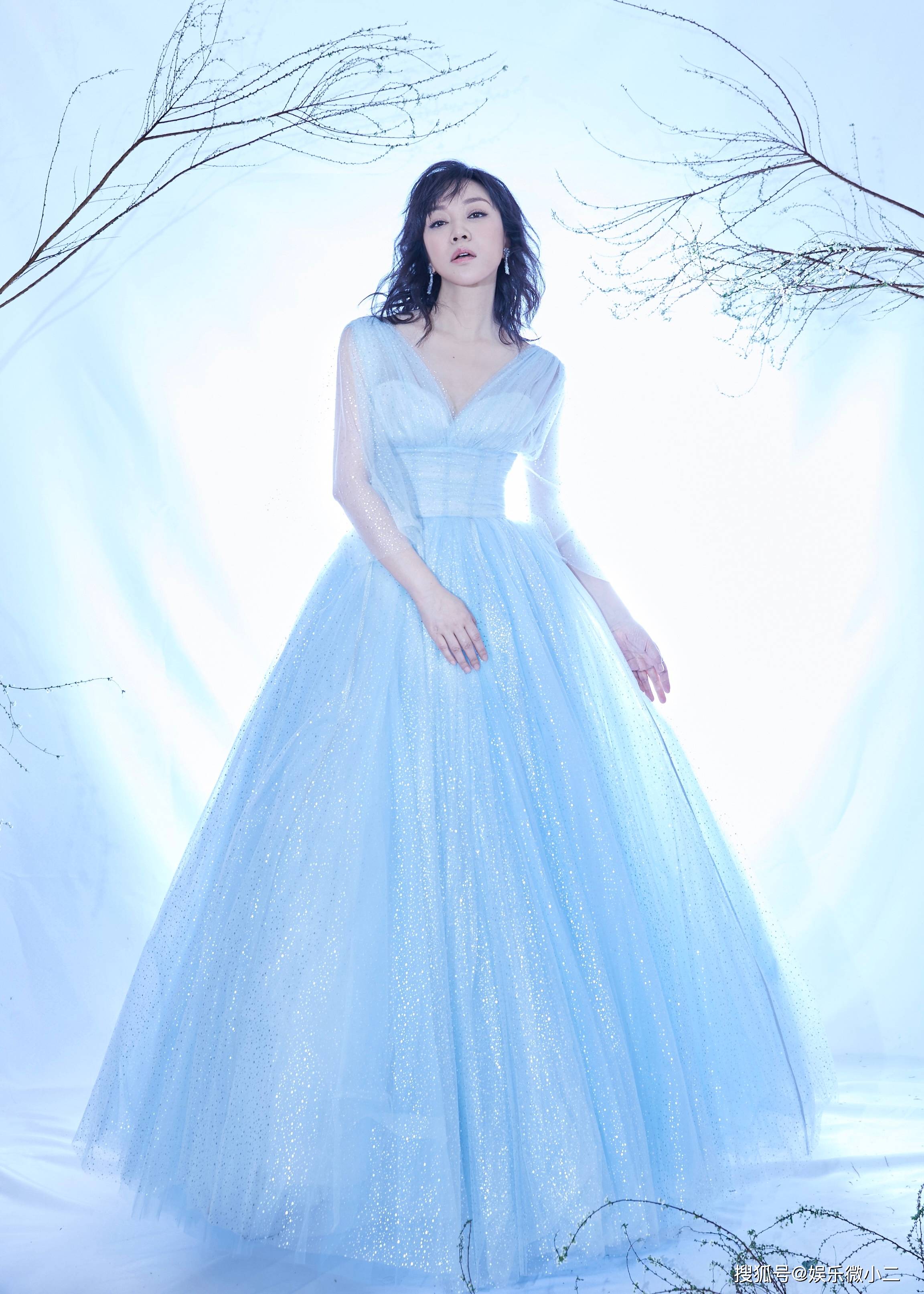 闫妮亮相腾讯娱乐年度盛典斩获年度电视剧女演员