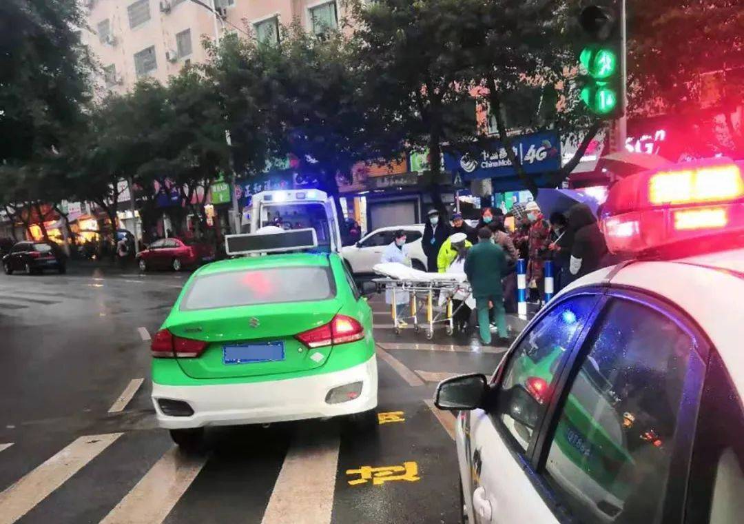 行人過馬路被撞倒地警醫聯動及時救援