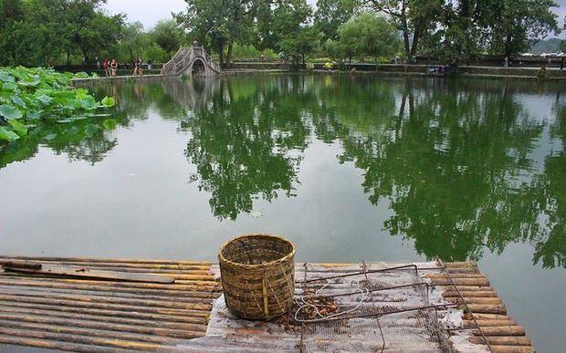村民挖了一条人工湖，使这个村子成为了全国最有名的景区！
