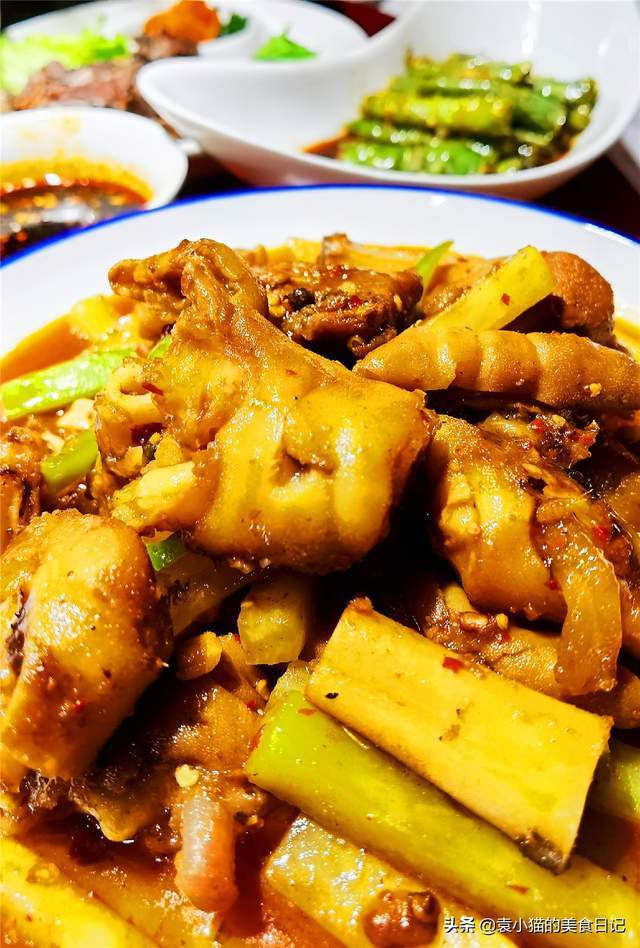麻辣羊蹄子,味道也是绝了红焖羊肉,我还没拍就被他们吃得剩这点了清炖