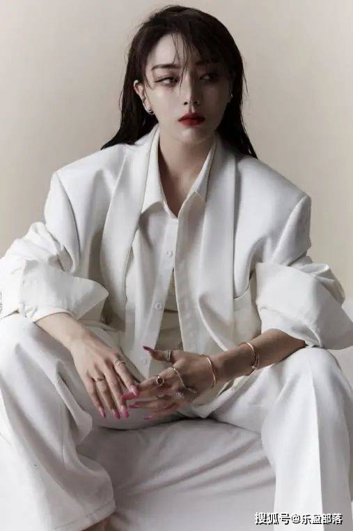 跟椰看温精灵晒新照风格大变