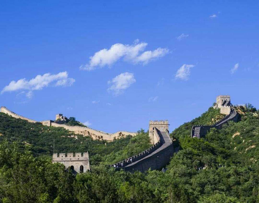 全世界最受欢迎的中国景点，砖上乱刻的汉字和英文让人哭笑不得