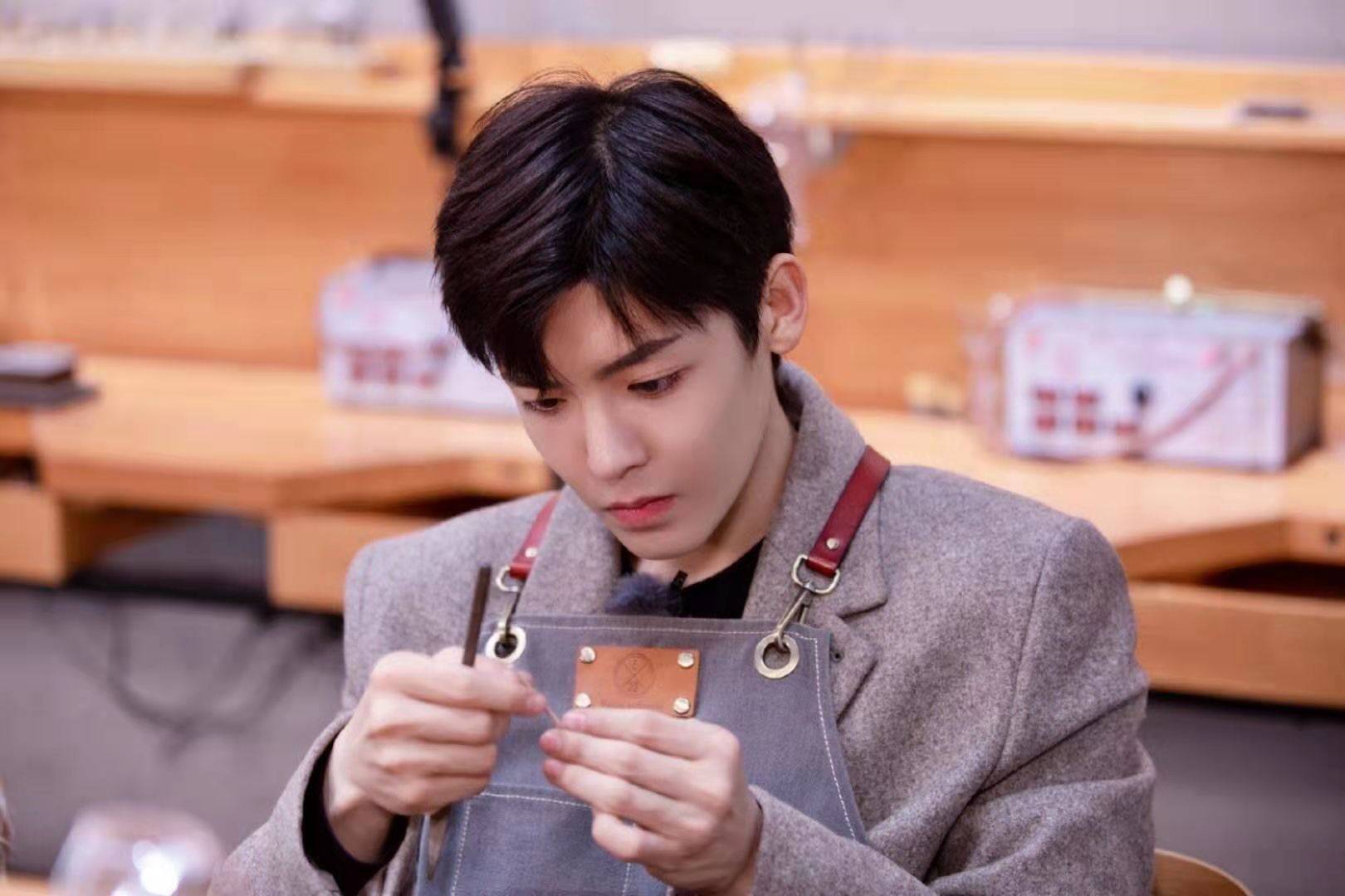 侯明昊颜值下降,法令纹深眼袋重,网友:难道是整容后遗症?