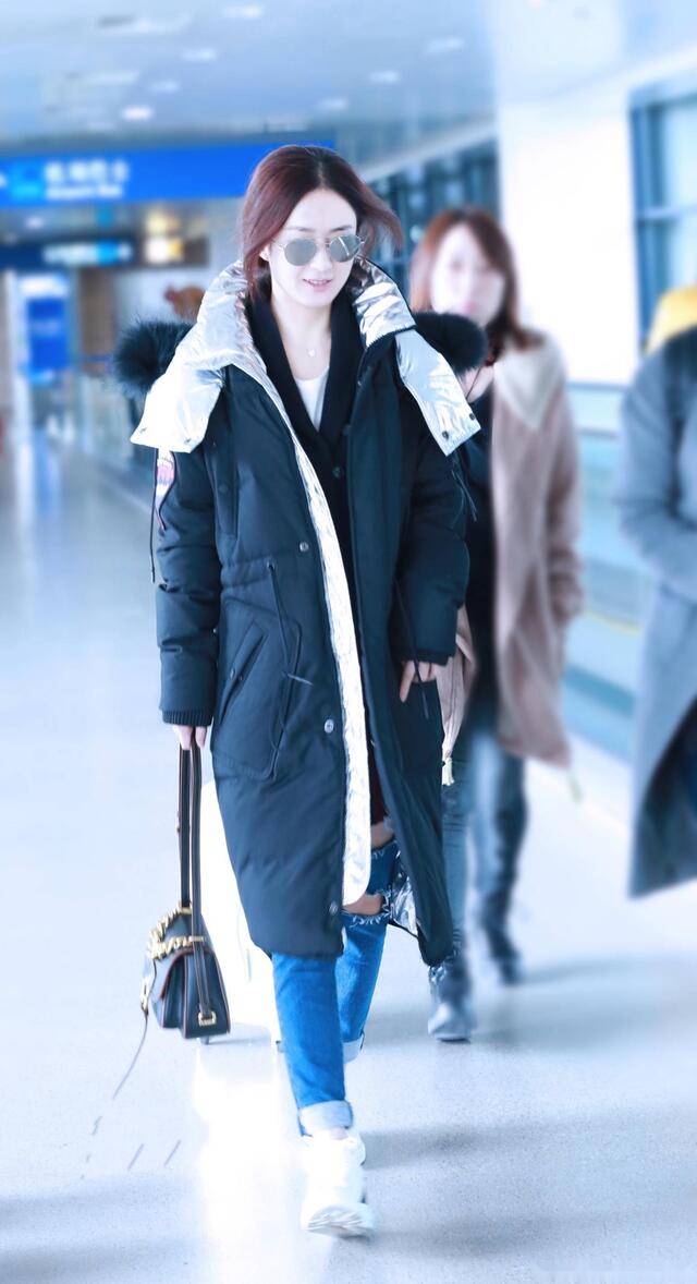 原创赵丽颖穿羽绒服不忘赶时髦穿挖3个洞的牛仔裤太抢镜