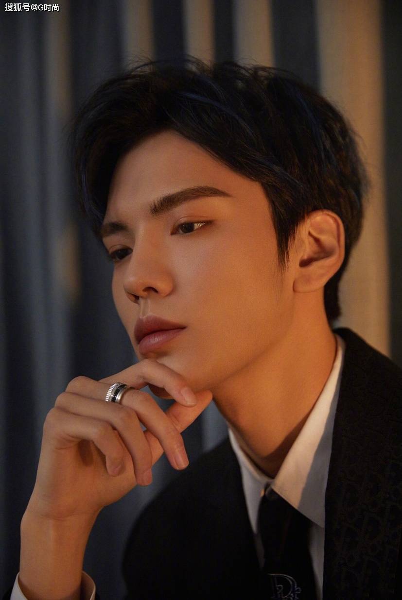 毕雯珺身穿暗黑风西装搭配挑染蓝发帅气有型