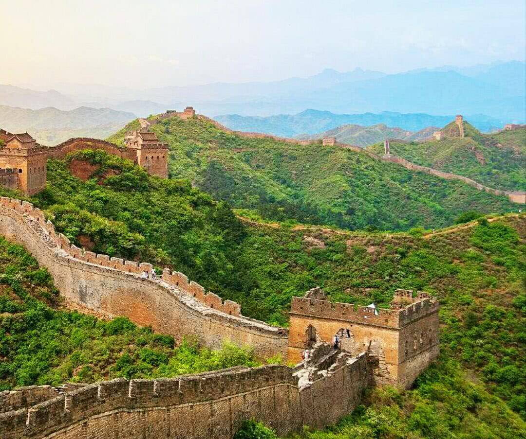 全世界最受欢迎的中国景点，砖上乱刻的汉字和英文让人哭笑不得