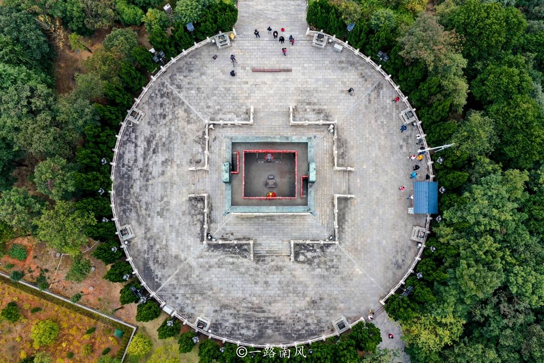 世界最大的鼎，位于湖南衡山，重达56吨