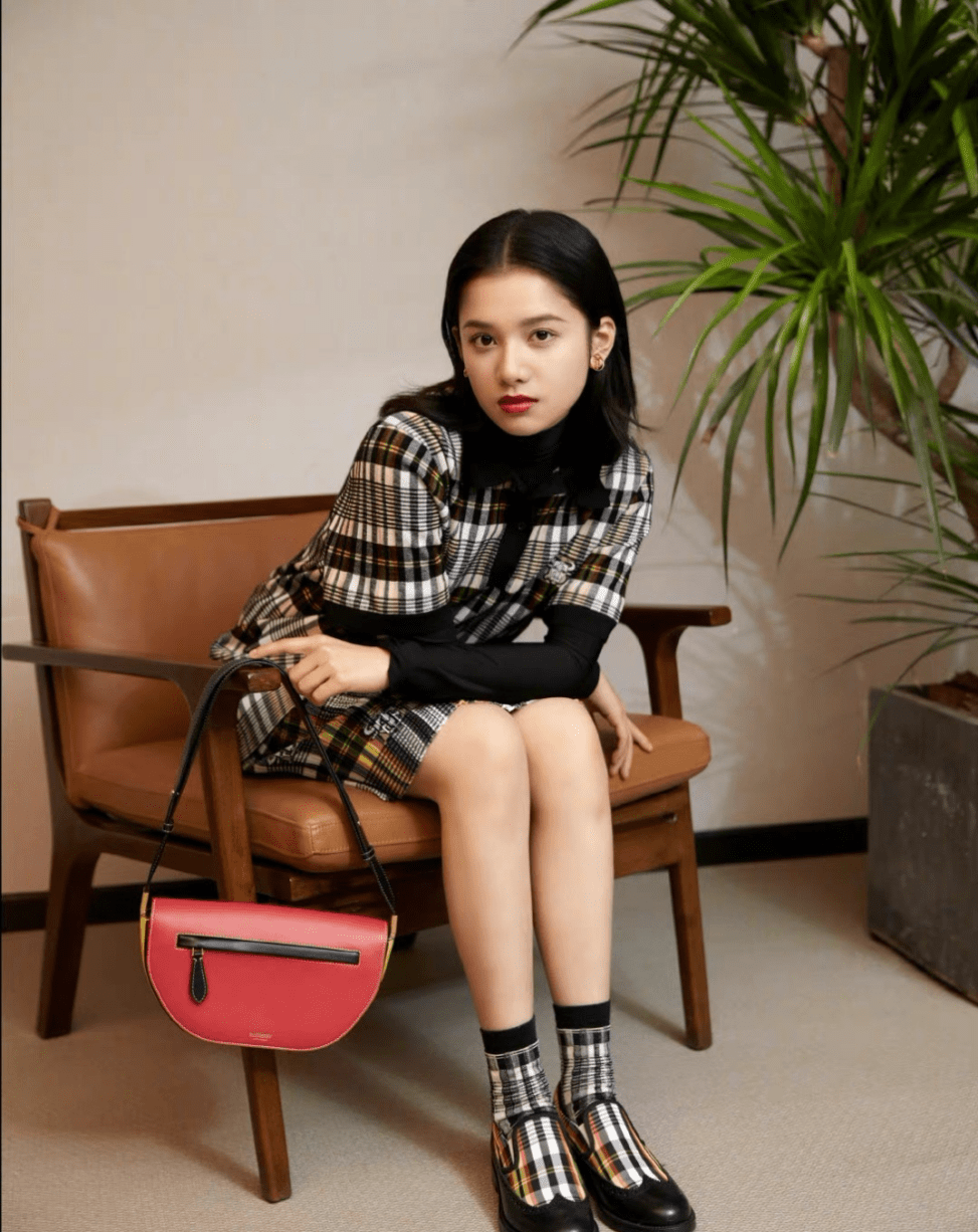 穿的话小编更加建议将上衣扎进短裙里,这样可以提高腰线更加显腿长!