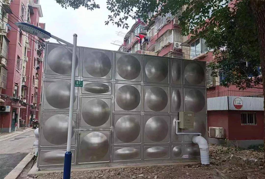 方正的外观,凸起的立面,金属的材质.