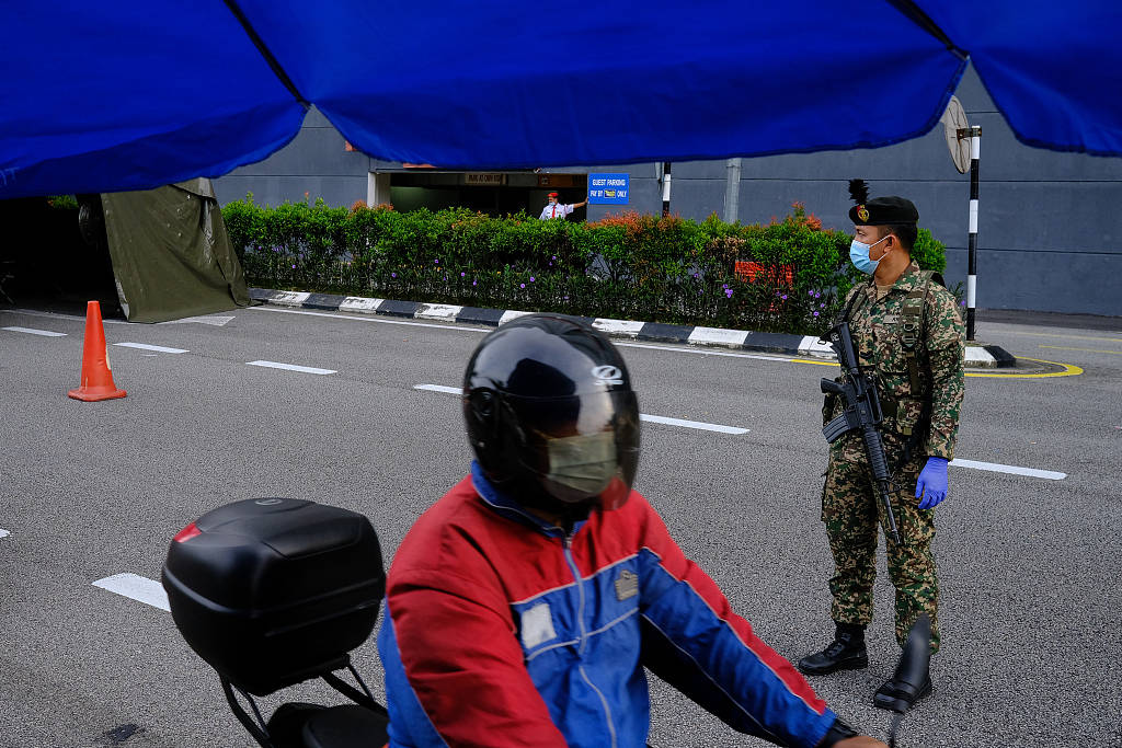 马来西亚进入国家紧急状态警察在吉隆坡街头巡逻