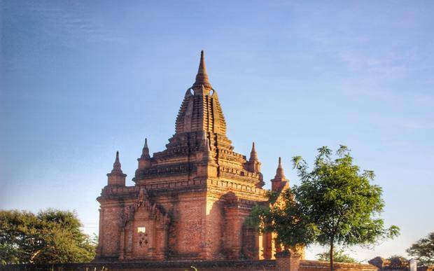 缅甸千年老城，全城都是泥路，出行靠马车，租电瓶车环游一圈
