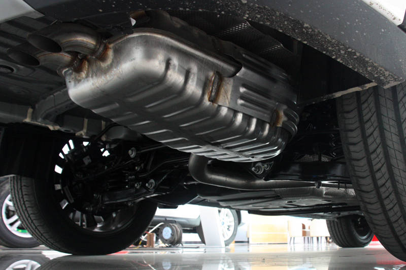 独立悬架结构紧凑,有效地增大了驾驶舱的空间,降低了底盘的噪声和振动