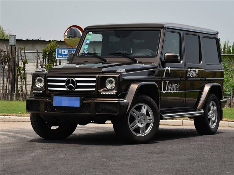 女司机开奔驰大g"穿墙",看到车头却笑了:没想到还省了钱!