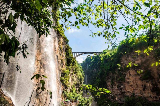 贵州有个深200多米的峡谷，是地球最美的伤疤，一眼可见13条瀑布