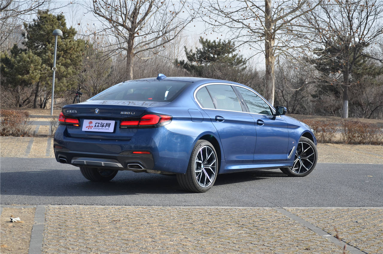 试驾2021款宝马5系在运动道路上越走越远