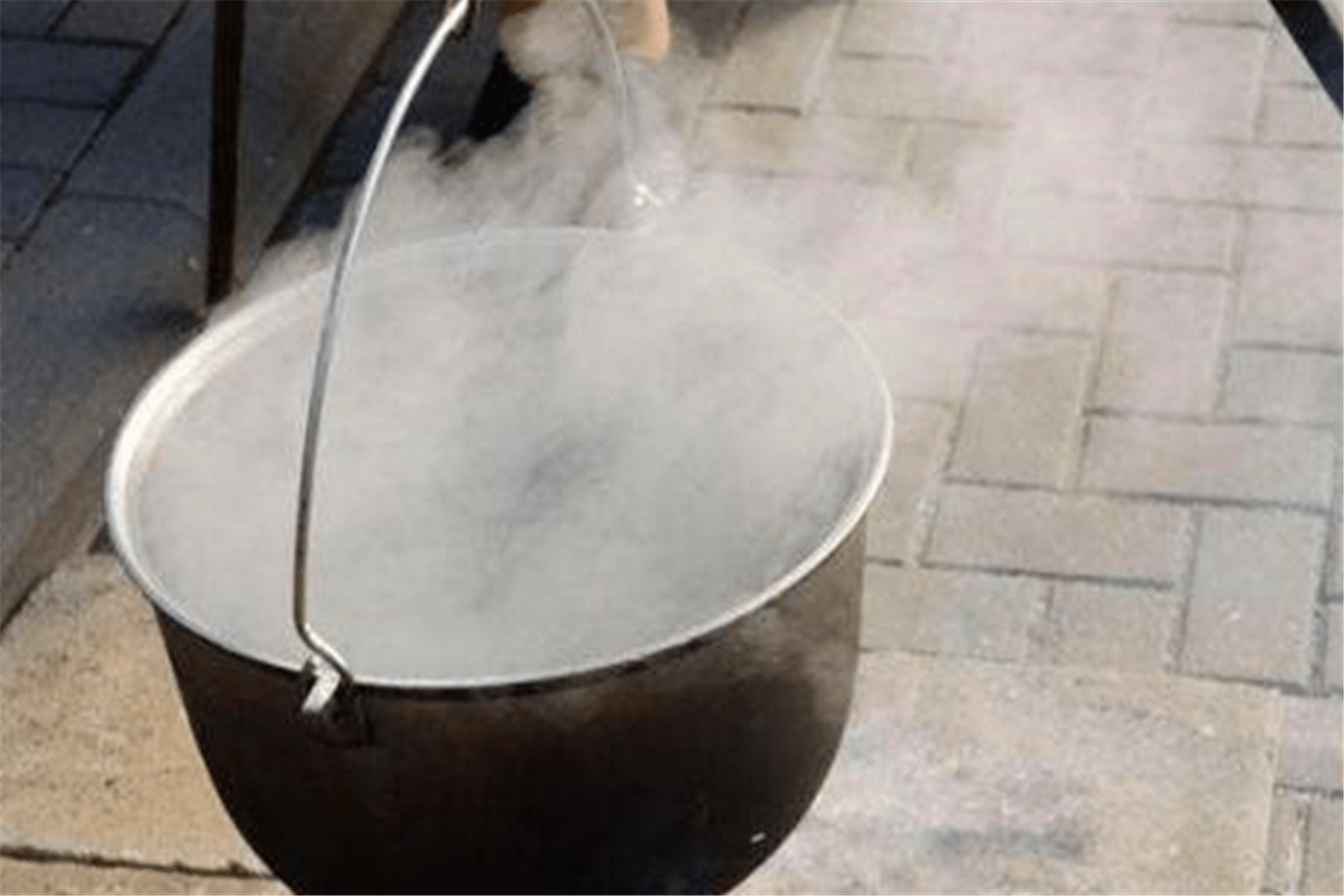 古代女人生孩子要一盆盆的烧热水热水的真正作用是什么