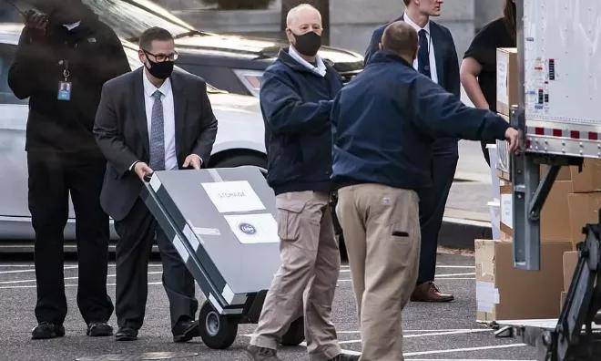 伊万卡与丈夫库什纳黯然离开白宫(图)